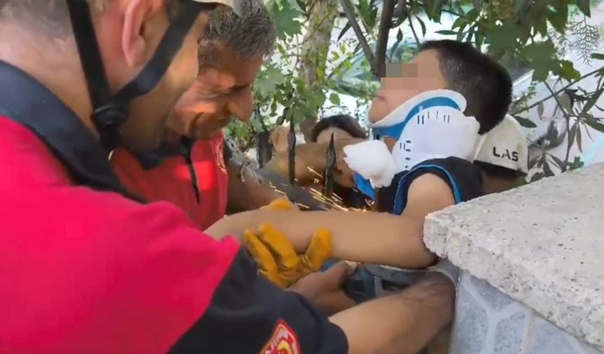Urfa'da Demir korkuluk çocuğun koluna saplandı